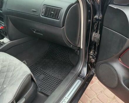 Черный Фольксваген Гольф, объемом двигателя 1.6 л и пробегом 232 тыс. км за 4800 $, фото 5 на Automoto.ua