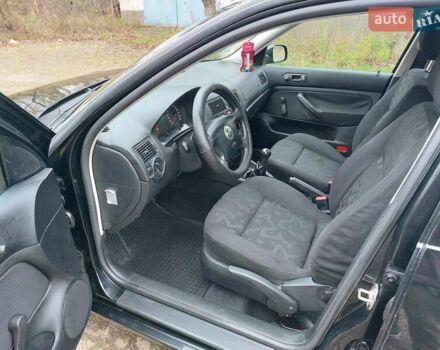 Черный Фольксваген Гольф, объемом двигателя 1.6 л и пробегом 245 тыс. км за 3950 $, фото 15 на Automoto.ua