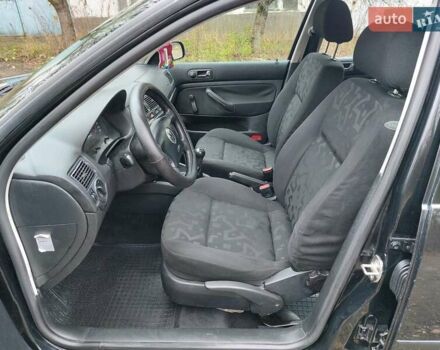 Черный Фольксваген Гольф, объемом двигателя 1.6 л и пробегом 245 тыс. км за 3950 $, фото 26 на Automoto.ua