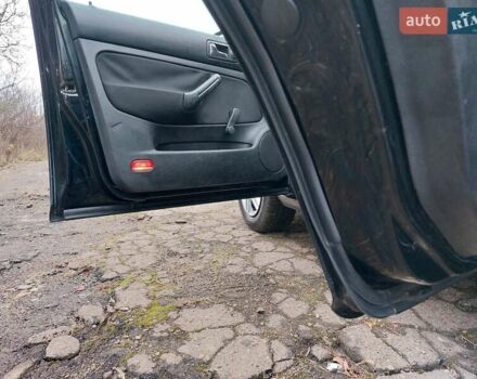 Черный Фольксваген Гольф, объемом двигателя 1.6 л и пробегом 245 тыс. км за 3950 $, фото 29 на Automoto.ua