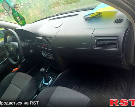 Черный Фольксваген Гольф, объемом двигателя 1.6 л и пробегом 215 тыс. км за 4300 $, фото 5 на Automoto.ua