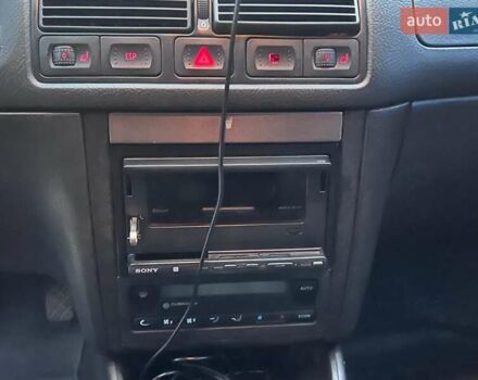 Черный Фольксваген Гольф, объемом двигателя 1.6 л и пробегом 272 тыс. км за 4500 $, фото 11 на Automoto.ua