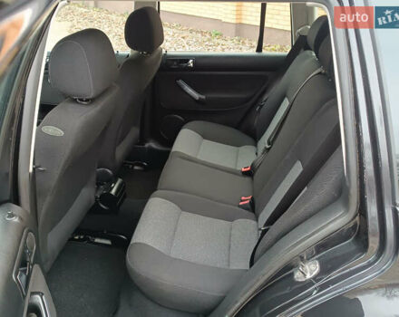 Черный Фольксваген Гольф, объемом двигателя 1.6 л и пробегом 264 тыс. км за 5599 $, фото 42 на Automoto.ua