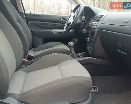 Черный Фольксваген Гольф, объемом двигателя 1.6 л и пробегом 264 тыс. км за 5599 $, фото 49 на Automoto.ua