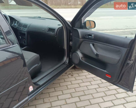 Черный Фольксваген Гольф, объемом двигателя 1.6 л и пробегом 264 тыс. км за 5599 $, фото 46 на Automoto.ua