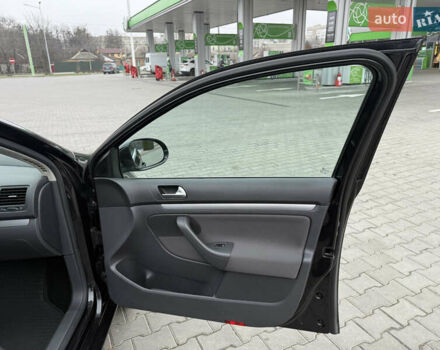 Черный Фольксваген Гольф, объемом двигателя 1.6 л и пробегом 219 тыс. км за 6499 $, фото 36 на Automoto.ua