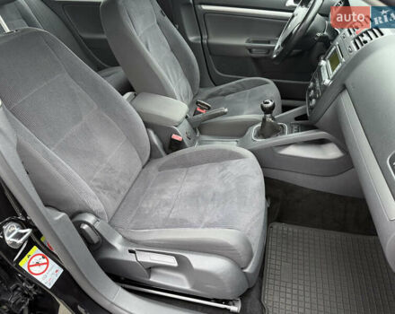 Черный Фольксваген Гольф, объемом двигателя 1.6 л и пробегом 219 тыс. км за 6499 $, фото 32 на Automoto.ua