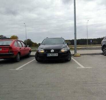 Черный Фольксваген Гольф, объемом двигателя 1.39 л и пробегом 241 тыс. км за 5300 $, фото 1 на Automoto.ua