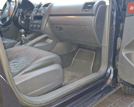 Черный Фольксваген Гольф, объемом двигателя 1.6 л и пробегом 299 тыс. км за 5200 $, фото 7 на Automoto.ua