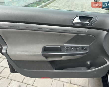 Черный Фольксваген Гольф, объемом двигателя 1.4 л и пробегом 260 тыс. км за 4350 $, фото 16 на Automoto.ua