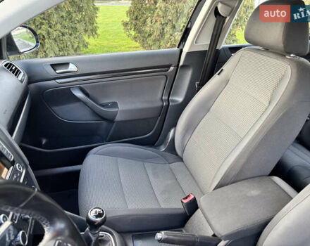 Черный Фольксваген Гольф, объемом двигателя 1.4 л и пробегом 200 тыс. км за 8600 $, фото 25 на Automoto.ua