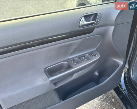 Черный Фольксваген Гольф, объемом двигателя 1.4 л и пробегом 200 тыс. км за 8600 $, фото 22 на Automoto.ua