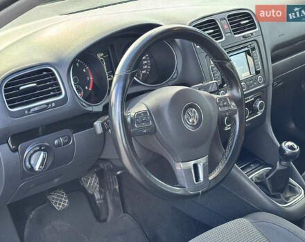 Черный Фольксваген Гольф, объемом двигателя 1.4 л и пробегом 200 тыс. км за 8600 $, фото 24 на Automoto.ua