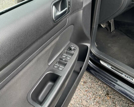 Черный Фольксваген Гольф, объемом двигателя 1.6 л и пробегом 224 тыс. км за 8300 $, фото 21 на Automoto.ua