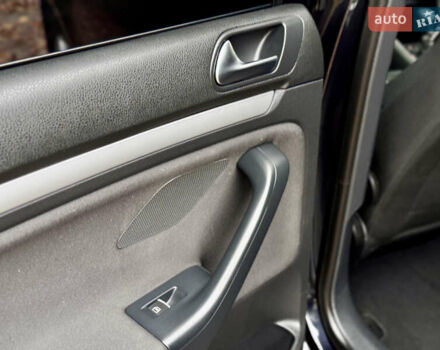 Чорний Фольксваген Гольф, об'ємом двигуна 2 л та пробігом 220 тис. км за 9699 $, фото 60 на Automoto.ua