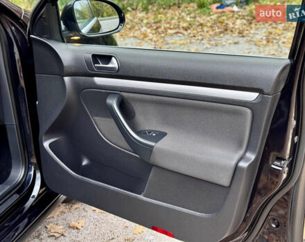 Чорний Фольксваген Гольф, об'ємом двигуна 2 л та пробігом 220 тис. км за 9699 $, фото 41 на Automoto.ua