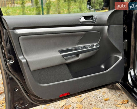 Чорний Фольксваген Гольф, об'ємом двигуна 2 л та пробігом 220 тис. км за 9699 $, фото 30 на Automoto.ua