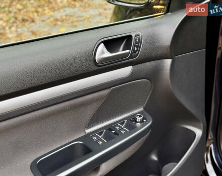 Чорний Фольксваген Гольф, об'ємом двигуна 2 л та пробігом 220 тис. км за 9699 $, фото 31 на Automoto.ua