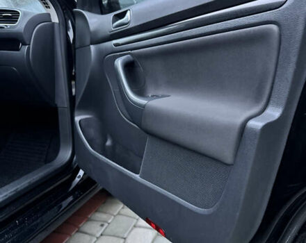 Черный Фольксваген Гольф, объемом двигателя 1.6 л и пробегом 276 тыс. км за 8999 $, фото 22 на Automoto.ua