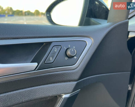 Черный Фольксваген Гольф, объемом двигателя 1.6 л и пробегом 235 тыс. км за 13700 $, фото 26 на Automoto.ua