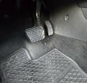 Черный Фольксваген Гольф, объемом двигателя 1.6 л и пробегом 251 тыс. км за 13500 $, фото 12 на Automoto.ua