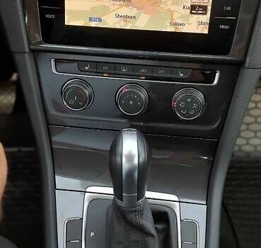 Черный Фольксваген Гольф, объемом двигателя 1.6 л и пробегом 105 тыс. км за 15999 $, фото 4 на Automoto.ua