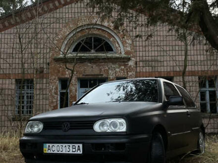 Черный Фольксваген Гольф, объемом двигателя 1.6 л и пробегом 209 тыс. км за 2100 $, фото 1 на Automoto.ua