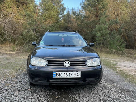 Черный Фольксваген Гольф, объемом двигателя 1.39 л и пробегом 244 тыс. км за 4000 $, фото 1 на Automoto.ua