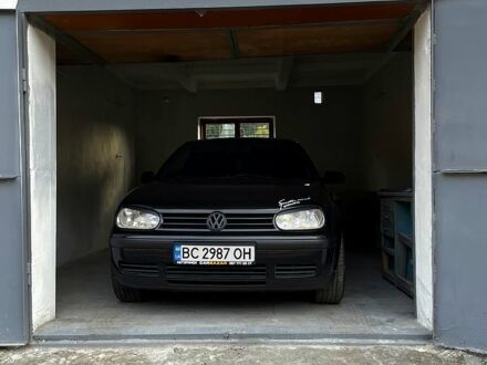 Черный Фольксваген Гольф, объемом двигателя 1.6 л и пробегом 250 тыс. км за 3500 $, фото 1 на Automoto.ua