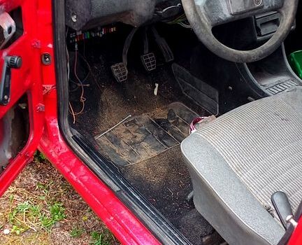 Червоний Фольксваген Гольф, об'ємом двигуна 1.8 л та пробігом 350 тис. км за 1180 $, фото 6 на Automoto.ua