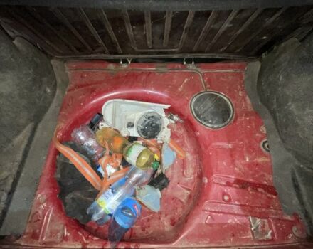 Красный Фольксваген Гольф, объемом двигателя 1.4 л и пробегом 294 тыс. км за 950 $, фото 3 на Automoto.ua