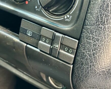 Красный Фольксваген Гольф, объемом двигателя 1.6 л и пробегом 280 тыс. км за 2000 $, фото 5 на Automoto.ua