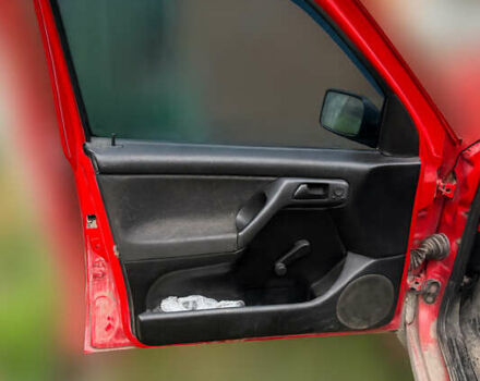 Красный Фольксваген Гольф, объемом двигателя 1.8 л и пробегом 260 тыс. км за 800 $, фото 3 на Automoto.ua