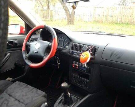 Червоний Фольксваген Гольф, об'ємом двигуна 1.39 л та пробігом 305 тис. км за 2800 $, фото 3 на Automoto.ua