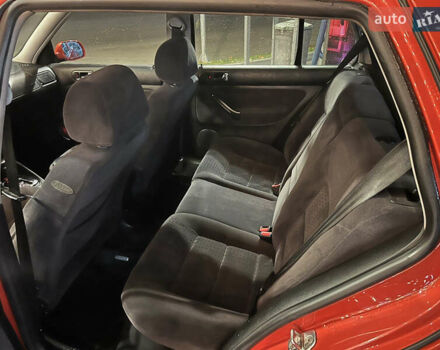 Красный Фольксваген Гольф, объемом двигателя 1.6 л и пробегом 400 тыс. км за 5000 $, фото 5 на Automoto.ua