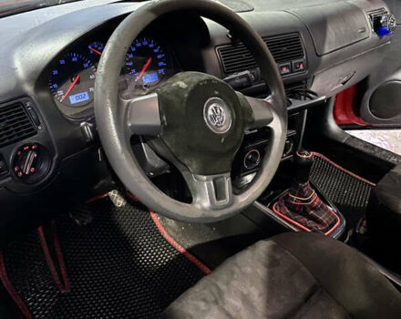 Красный Фольксваген Гольф, объемом двигателя 1.39 л и пробегом 322 тыс. км за 2850 $, фото 5 на Automoto.ua