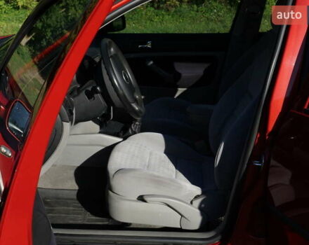 Красный Фольксваген Гольф, объемом двигателя 1.6 л и пробегом 225 тыс. км за 4150 $, фото 12 на Automoto.ua