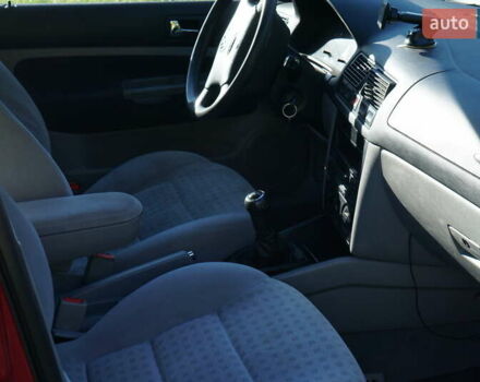 Красный Фольксваген Гольф, объемом двигателя 1.6 л и пробегом 225 тыс. км за 4150 $, фото 33 на Automoto.ua