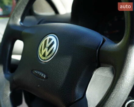 Красный Фольксваген Гольф, объемом двигателя 1.6 л и пробегом 225 тыс. км за 4150 $, фото 80 на Automoto.ua