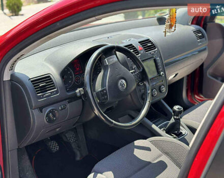 Красный Фольксваген Гольф, объемом двигателя 1.39 л и пробегом 225 тыс. км за 5500 $, фото 11 на Automoto.ua