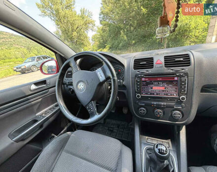 Красный Фольксваген Гольф, объемом двигателя 1.39 л и пробегом 225 тыс. км за 5500 $, фото 9 на Automoto.ua