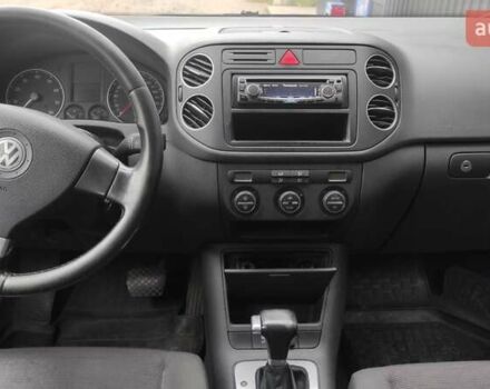 Красный Фольксваген Гольф, объемом двигателя 1.6 л и пробегом 390 тыс. км за 4600 $, фото 4 на Automoto.ua