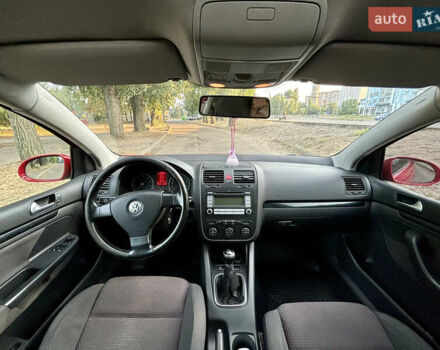 Красный Фольксваген Гольф, объемом двигателя 1.4 л и пробегом 221 тыс. км за 5599 $, фото 12 на Automoto.ua