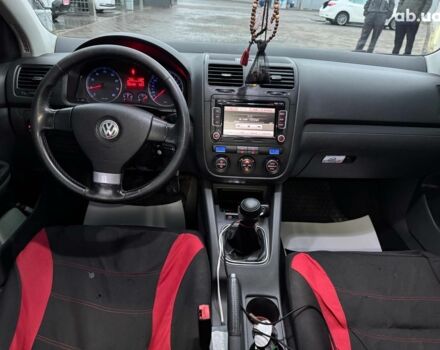 Красный Фольксваген Гольф, объемом двигателя 1.6 л и пробегом 296 тыс. км за 5990 $, фото 12 на Automoto.ua