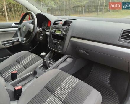 Красный Фольксваген Гольф, объемом двигателя 1.6 л и пробегом 184 тыс. км за 6450 $, фото 25 на Automoto.ua