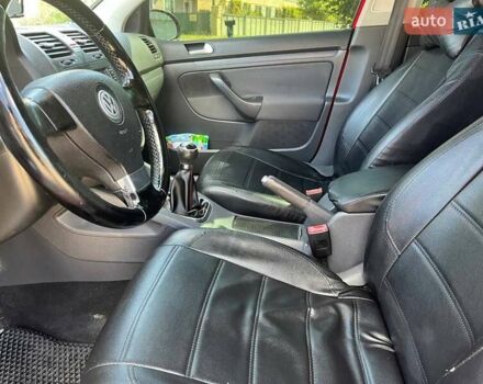 Красный Фольксваген Гольф, объемом двигателя 1.6 л и пробегом 231 тыс. км за 5500 $, фото 7 на Automoto.ua
