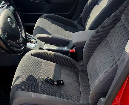 Красный Фольксваген Гольф, объемом двигателя 1.4 л и пробегом 224 тыс. км за 7000 $, фото 8 на Automoto.ua