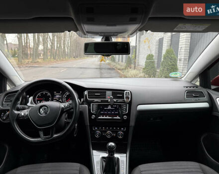 Красный Фольксваген Гольф, объемом двигателя 1.6 л и пробегом 233 тыс. км за 11500 $, фото 22 на Automoto.ua