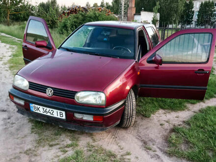Красный Фольксваген Гольф, объемом двигателя 1.78 л и пробегом 400 тыс. км за 2000 $, фото 1 на Automoto.ua