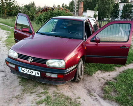 Красный Фольксваген Гольф, объемом двигателя 1.78 л и пробегом 400 тыс. км за 2000 $, фото 1 на Automoto.ua